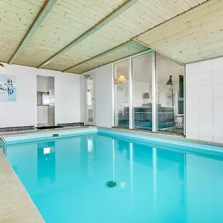 בית נופש Lovely In Ringkobing With Indoor Swimming Pool Søndervig